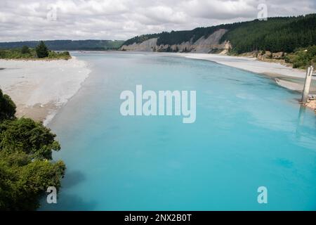 Landschaftsblick auf den wunderschönen Rakaia River in Canterbury Neuseeland mit leuchtend blauem Wasser, das seine Farbe von schmelzenden Gletschern erhält. Stockfoto