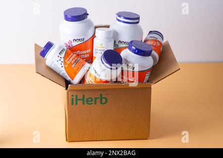 Vitamine, Mineralien und Mikronährstoffe aus iHerb Box. Viele verschiedene Gläser. Biologisch aktive Lebensmittelzusatzstoffe. Nahrungsergänzungsset online kaufen. Arzneimittel für die Gesundheit. Kiew, Ukraine - 13. Juli 2022 Stockfoto