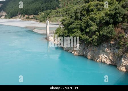 Landschaftsblick auf den wunderschönen Rakaia River in Canterbury Neuseeland mit leuchtend blauem Wasser, das seine Farbe von schmelzenden Gletschern erhält. Stockfoto