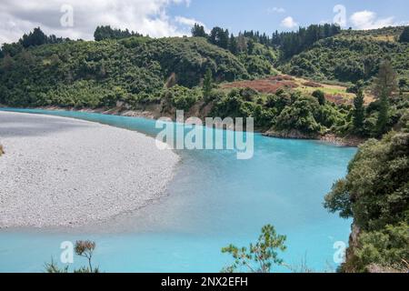 Landschaftsblick auf den wunderschönen Rakaia River in Canterbury Neuseeland mit leuchtend blauem Wasser, das seine Farbe von schmelzenden Gletschern erhält. Stockfoto