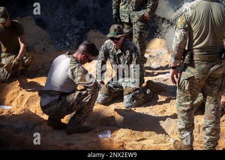 USA Air Force Staff Sgt. Joshua Sanders, ein Techniker für die Beseitigung von Sprengkörpern, der der 36. Geschwader für Bauingenieure (CES) zugeteilt wurde, zeigt die USA Staff Sgt. Daniel Bertoliatti, ein EOD-Techniker, der der Marine Wing Support Squadron (MWSS) 171, how to place small arm Munitions for treatment at Andersen Air Force Base, Guam, zugewiesen wurde, 7. Februar 2023. EOD Marines mit MWSS-171 nahmen an einer gemeinsamen Behandlungsreihe mit den USA Teil Air Force 36. CES und U.S. Mobile EOD-Einheit 5 der Navy während der Übung COPE North 2023, um Wissen auszutauschen und die Interoperabilität zu verbessern. Stockfoto