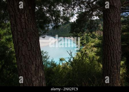 Landschaftsblick auf den wunderschönen Rakaia River in Canterbury Neuseeland mit leuchtend blauem Wasser, das seine Farbe von schmelzenden Gletschern erhält. Stockfoto