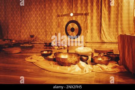 Schöne tibetische Schüssel bereit für meditative Musik. Stockfoto