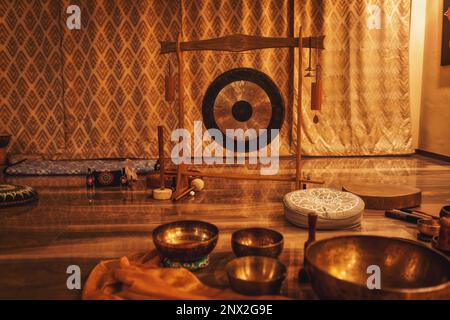Schöne tibetische Schüssel bereit für meditative Musik. Stockfoto