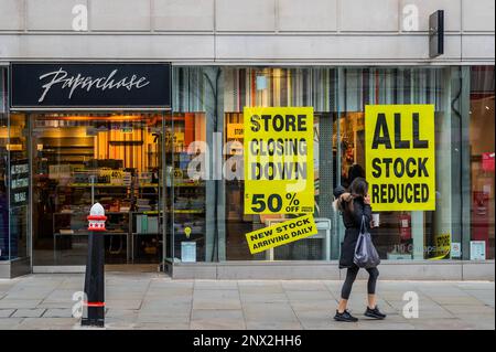 London, Großbritannien. 28. Februar 2023. Alle Lagerbestände reduziert, Ladenschließungen abgeschlossen, alle Vorrichtungen und Befestigungen im Paperchase-Geschäft auf Cheapside zum Verkauf verfügbar - die Paperchase-Kette von Bürobedarf-Geschäften ist in einer rauen Einzelhandelsumgebung aus dem Geschäft gegangen. Der Handelsname wurde verkauft, aber alle Vermögenswerte, einschließlich der Geschäfte, werden verkauft und geschlossen. Kredit: Guy Bell/Alamy Live News Stockfoto