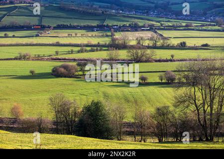 Das Aire-Tal bei Skipton, North Yorkshire. Airedale ist ein geografisches Gebiet in Yorkshire, England, das dem Flusstal oder Dale des Flusses Aire entspricht. Das Tal erstreckt sich vom Ursprung des Flusses in Aire Head Springs, Malham, das sich in den Yorkshire Dales befindet, hinunter über Skipton, über Keighley, Bingley und Shipley bis nach Leeds und Castleford und weiter zum Fluss Ouse bei Airmyn. Dieses Tal ist von großer topografischer Bedeutung, da es niedrige Höhen durch die Mitte Pennines zur Westküste, bekannt als Aire Gap, bietet Stockfoto