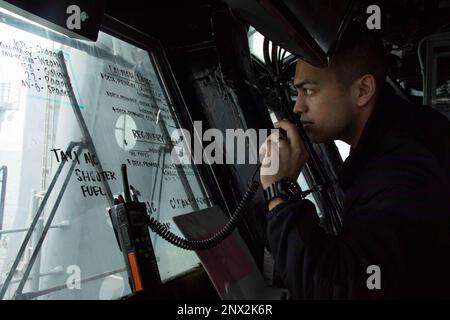 ATLANTIC OCEAN (1. Februar 2023) Aviation Boatswain’s Mate (Handling) 3. Class Talha Mugal, ein Amphibienschiff der Wasp-Klasse USS Bataan (LHD 5) Air Department Sailor, kommuniziert mit dem Cockpit-Personal von der primären Flugsteuerung des Schiffes, 1. Februar 2023. Die USS Bataan, das Amphibiengeschwader 8 (PHIBRON) und die 26. Marineexpeditionseinheit (MEU), die alle Teil der Bataan Amphibious Readiness Group (BATARG) sind, nehmen derzeit an einer PHIBRON-MEU-Übung zur integrierten Ausbildung (PMINT) Teil. Stockfoto