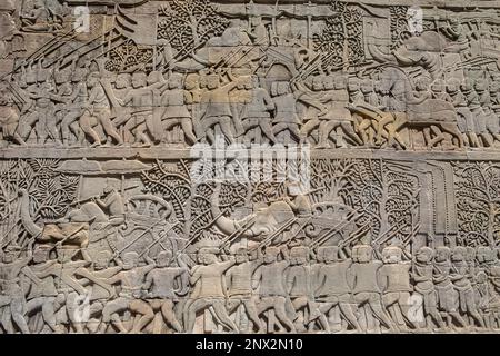 Darstellung, Ramayana Epos, Bas-Relief Schnitzereien, in Bayon Tempel, Angkor Thom, Angkor, Siem Reap, Kambodscha Stockfoto