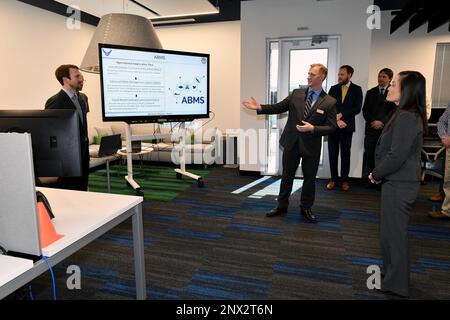 Phillip Rowan, Center, 402. Software Engineering Group Acting Director, Briefe unter der Sekretärin der Air Force Gina Ortiz Jones während ihrer Führung durch die Einrichtungen des Luftwaffenstützpunkts Robins, Georgia, 7. Februar 2023. Jones besuchte Robins, um sich in die Funktionen verschiedener Arbeitsplätze am Standort einzumischen. Stockfoto