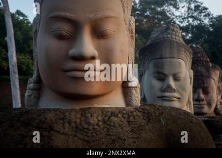 Detail, Statuen von Asuras auf Brücke des Südtores, in Angkor Thom, Siem Reap, Kambodscha Stockfoto