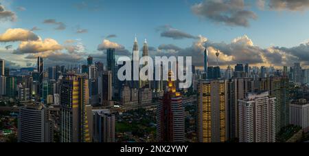 Panoramablick aus der Vogelperspektive auf die wunderschöne Skyline von Kuala Lumpur. Malaysia Stockfoto