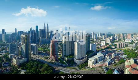 Panoramablick aus der Vogelperspektive auf die wunderschöne Skyline von Kuala Lumpur. Malaysia Stockfoto