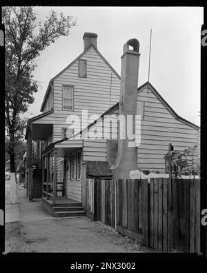 312 314 Hull Street, West, Savannah, Chatham County, Georgia. Carnegie Survey of the Architecture of the South (Carnegie-Umfrage zur Architektur des Südens). Vereinigte Staaten, Georgia, Chatham County, Savannah, Häuser, Zäune, Porches, Klappbrettverkleidungen. Stockfoto