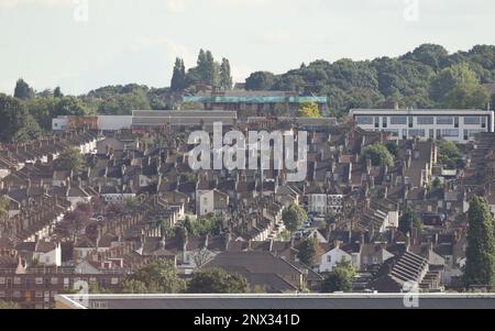 Aktenfoto vom 19.08/2014, mit Blick auf Häuser im Südosten Londons. Die Wohnimmobilienpreise fielen im Februar um 1,1% im Jahresvergleich, was einem Index zufolge den ersten jährlichen Rückgang seit Juni 2020 darstellt. Ein Preisrückgang von 0,5 % im Vergleich zum Monat wurde ebenfalls verzeichnet, so die Nationwide Building Society. In ganz Großbritannien betrug der durchschnittliche Hauspreis im Februar 257.406 Pfund. Die Preise liegen jetzt um 3,7 % unter ihrem Höchststand vom August 2022, und das negative jährliche Preiswachstum im Februar war das schwächste seit November 2012, fügte Nationwide hinzu. Ausgabedatum: Mittwoch, 1. März 2023. Stockfoto