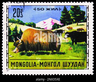 MOSKAU, RUSSLAND - 15. FEBRUAR 2023: Poststempel gedruckt in der Mongolei zeigt Yak (Bos grunniens), Tierhaltungsserie, ca. 1971 Stockfoto