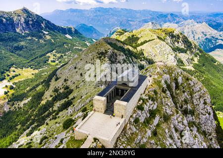 Montenegro. Lovcen-Nationalpark. Mausoleum von Negosh auf dem Mount Lovcen. Drohne. Luftaufnahme. Blickpunkt. Beliebte Touristenattraktion Stockfoto