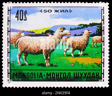MOSKAU, RUSSLAND - 15. FEBRUAR 2023: Poststempel gedruckt in der Mongolei zeigt Hausschafe (Ovis ammon aries), Tierhaltungsserie, ca. 1971 Stockfoto