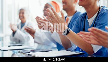 Applaus, Treffen und Team von Ärzten und Schwestern Hände in die Feier, danke und Unterstützung des Krankenhauserfolgs, Ziele und Ankündigung. Konferenz Stockfoto