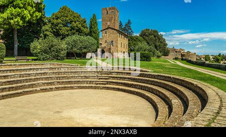 Das Amphitheater und das Gebäude, das an den Park des Torre di Lavello grenzt, einer der Sehenswürdigkeiten von Toskanien. Toskana Stockfoto