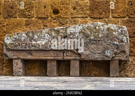 Archäologische Dekorationselemente in der Stadt Toskanien an der ehemaligen Kirche Santa Croce. Toskanien, Provinz Viterbo, Umbrien, Italien, Europa Stockfoto