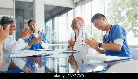 Ärzte, Krankenschwestern und Dokumentenbesprechung im Krankenhaus. Teamarbeit, Planung und Gruppe von medizinischen Fachkräften, Männern und Stockfoto