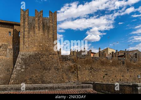 Die mittelalterlichen Mauern mit zerkleinerten Türmen der antiken Stadt Toskanien. Toskanien, Provinz Viterbo, Latium, Italien, Europa Stockfoto