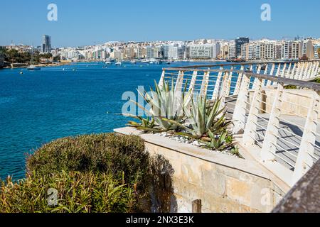 Stadt Sliema auf Malta. Wunderschöne Sliema-Bucht von der Halbinsel Tigné Point aus gesehen. Weg zur Tigne Bridge am sonnigen Frühlingstag. Stockfoto