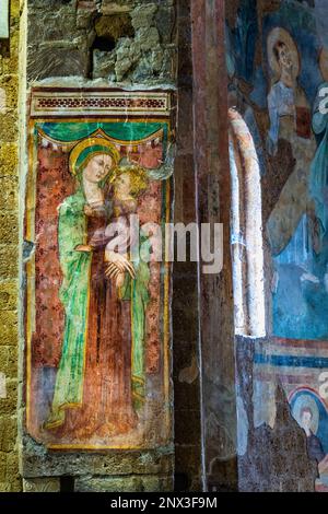 Detail des Freskos der Madonna mit dem Kind in der Basilika San Pietro in Toskanien. Tuscania, Provinz Viterbo, Latium, Italien, Europa Stockfoto