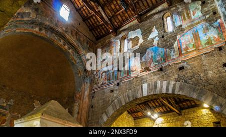 Die Seitengänge der Basilika San Pietro in Toskana enthalten zwei Zivilisten, und die Fresken erzählen die Geschichte von Christus, den Aposteln und dem Täufer. Stockfoto