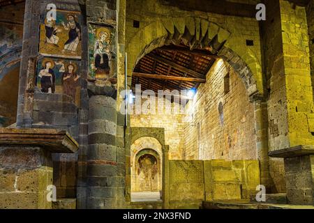 Die romanische Fassade der Basilika San Pietro in Toskanien mit den drei Verteidigungstürmen und dem antiken Eingangsbogen. Toskana, Latium Stockfoto