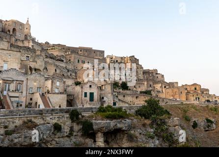 Matera, Italien - 17. September 2019: Blick auf die Sassi di Matera ein historischer Stadtteil in der Stadt Matera, bekannt für ihre alten Höhlenwohnungen Stockfoto