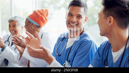 Gesundheitswesen, Treffen und Applaus mit einem Arzt Mann und Frau Team jubeln in einem Krankenhausvorstand. Ärzte, Krankenschwestern und Mediziner mit einer Medizingruppe Stockfoto