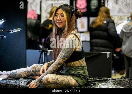 Brighton, East Sussex, Großbritannien. 25. Februar 2023. Brighton, Großbritannien. 25. Und 26. Februar 2023. Die jährliche Brighton Tattoo Convention 14. findet im Brighton Centre in der Nähe der Küste statt. An der jährlichen Show, an der am Wochenende des 25. Und 26. 2023. Februar mehr als 500 Künstler aus aller Welt teilnahmen, nahmen zahlreiche Besucher Teil (Kreditbild: © Matt Duckett/IMAGESLIVE via ZUMA Press Wire). Nicht für den kommerziellen GEBRAUCH! Stockfoto