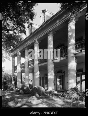 Oak Alley, Vacherie vic., St. James Parish, Louisiana. Carnegie Survey of the Architecture of the South (Carnegie-Umfrage zur Architektur des Südens). Usa, Louisiana, St. James Parish, Vacherie vic, Balkons, Säulen, Dormers, Handgeländer, Eisenarbeiten, Säulenverkleidungen, Porches, Entablaturen. Stockfoto