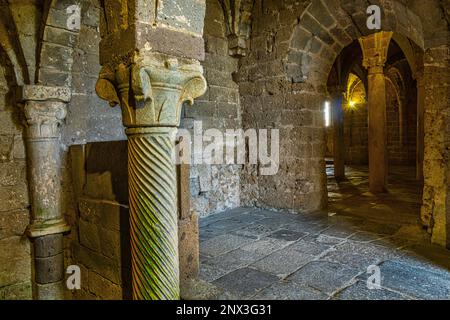 Die Kolonnade, die die Kreuzgewölbe der Krypta der Basilika San Pietro in Toskanien unterstützt. Toskanien, Provinz Viterbo, Latium, Italien, Europa Stockfoto