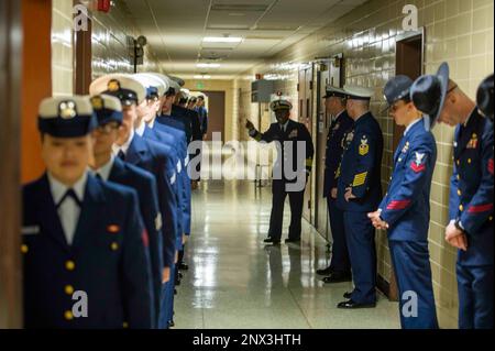 Absolventen des Recruit Company E-203 absolvieren die Grundausbildung in den USA Trainingszentrum der Küstenwache Cape May, N.J., 20. Januar 2023. Als Streitkräfte der Vereinigten Staaten, die führende nationale Agentur für die Durchsetzung der Seeschifffahrt und eine Agentur für die Sicherheit und Regulierung im Seeverkehr, stehen unsere engagierten Küstenwachenmitglieder täglich an der Front und führen globale Operationen durch und schützen unser Heimatland vor sich ständig weiterentwickelnden Bedrohungen. Wir werden eine flexible, anpassungsfähige und effiziente Belegschaft inspirieren, während wir uns bemühen, unseren Wettbewerbsvorteil in einem zunehmend dynamischen Umfeld und einem sich verändernden Arbeitsmarkt zu erhalten. Stockfoto