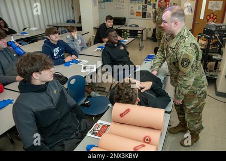 Staff Sgt. William Barnett, ein Kampfmediziner, der als Rekrutierer in York, Pennsylvania, arbeitet, zeigt Schülern des Lehrers Rick Guinans Kurs für angewandte Sportmedizin an der Central York High School, wie man Druck zur Blutungskontrolle im Rahmen des Programms „Stop the Bleed“ am 2. Februar 2023 einsetzt. Guinan lud Barnett ein, bei dem Programm zu helfen, das Menschen lehrt, wie man Blutungen in Notsituationen kontrolliert. Die Partnerschaft schuf eine Gelegenheit, Studenten Karrieren und Leistungen der US-Armee näher zu bringen. Stockfoto