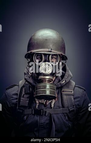 Soldat mit Helm und Gasmaske, Studiofoto Stockfoto