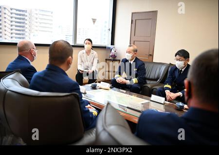 Kapitän Thomas D’Arcy, Befehlshaber der Küstenwache Cutter Kimball (WMSL 756), und seine Befehlshaber treffen sich mit Sakamaki Kenta, dem 10. Regionalen Küstenwache Japans, und seinen Mitarbeitern, um über die USA zu sprechen Partnerschaften zwischen Küstenwache und japanischer Küstenwache während eines Treffens in Kagoshima, Japan, 14. Februar 2023. Kimballs Besatzung ist in Kagoshima, um gemeinsame Schulungen und einen professionellen Austausch mit Mitgliedern der japanischen Küstenwache durchzuführen, die auf eine 2022 unterzeichnete Kooperationsvereinbarung zwischen den beiden Seeverkehrsdiensten, mit der die Operation SAPPHIRE, eine unbefristete Operation an, ausgeweitet wurden Stockfoto