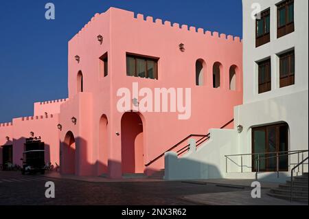 Farbenfrohe Häuser im Mina District, Mia Park, Old Port Doha, Katar Stockfoto