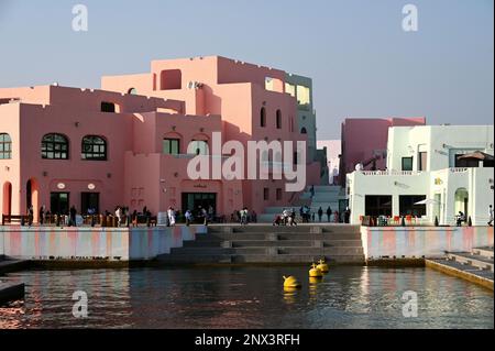 Farbenfrohe Häuser im Mina District, Mia Park, Old Port Doha, Katar Stockfoto