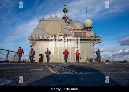 230128-N-TC847-1002 IONISCHES MEER (28. Januar 2023) Seeleute, die dem Ticonderoga-Klasse-Guided-Raketenkreuzer USS Leyte Gulf (CG 55) zugeteilt sind, beginnen am 28. Januar 2023 einen Fremdkörper-Trümmergang auf dem Flugdeck. Die George H.W. Die Bush Carrier Strike Group ist in den USA stationiert Marinestreitkräfte Europa Einsatzgebiet, angestellt von den USA Sechste Flotte, die die Interessen der USA, Verbündeten und Partner verteidigt. Stockfoto