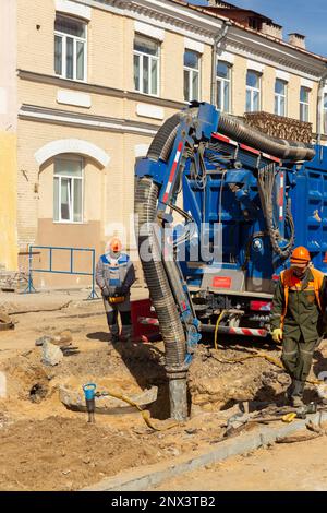 Grodno, Weißrussland - 06. März 2022: Mitarbeiter verwenden einen auf EINEM MAN-Lkw basierenden Saugbagger, um Bodenproben in einem Brunnen für die Kommunikation während der Restaurierung zu entnehmen Stockfoto