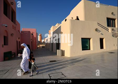 Farbenfrohe Häuser im Mina District, Mia Park, Old Port Doha, Katar Stockfoto