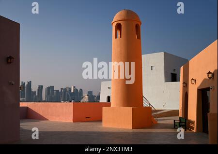 Farbenfrohe Häuser im Mina District, Mia Park, Old Port Doha, Katar Stockfoto