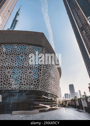 Dubai Opera House in Downtown Dubai, umgeben von Wolkenkratzern und Burj Khalifa, in den Vereinigten Arabischen Emiraten Stockfoto