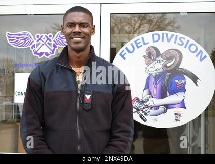 NAS PATUXENT RIVER, Maryland (10. Januar 2023) - Aviation Boatswain’s Mate (Fuel) 1. Class Charles Osei Yeboah steht vor dem Naval Supply Systems Command Fleet Logistics Center) Geschäftsgebäude der Pax River Fuels Division im NAS Patuxent River, 10. Januar 2023. Yeboah soll am 3. Januar dabei geholfen haben, ein Leben zu retten, als er bemerkte, dass ein Mann im St. Mary's County Library - Zweigstelle Lexington Park. Stockfoto