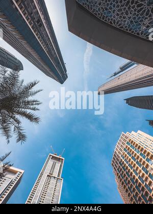 Dubai Opera House in Downtown Dubai, umgeben von Wolkenkratzern und Burj Khalifa, in den Vereinigten Arabischen Emiraten Stockfoto