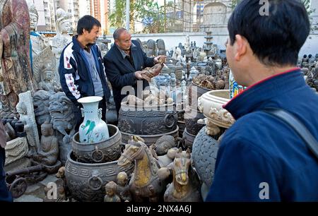 Verkauf von Skulpturen in Panjiayuan Markt, Peking, China Stockfoto