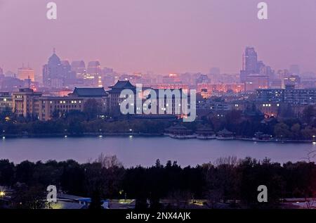 See der Beihai-Park und West Peking, gesehen vom Jingshan Park, Peking, China Stockfoto